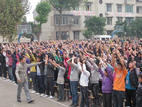 叙永：专家深情演讲&nbsp;1000余师生泪洒球场(图2)
