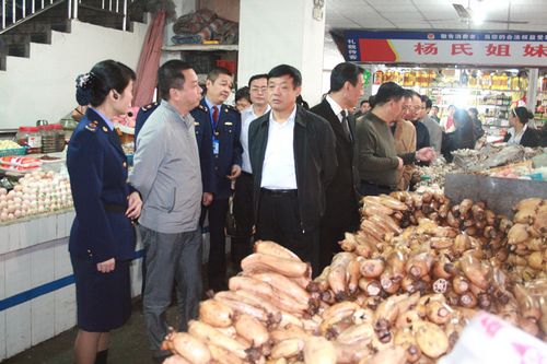 市政协副主席肖荣华莅临洪洋农贸市场检查指导工作(图1) 市政协副主席肖荣华莅临洪洋农贸市场检查指导工作(图1)