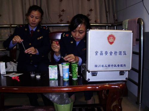 江阳工商乳制品监管出新招 十分钟快速检测“三聚氰胺”(图2) 江阳工商乳制品监管出新招 十分钟快速检测“三聚氰胺”(图2)