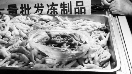 土法制作卤凤爪&nbsp;两小孩吃得全身发乌