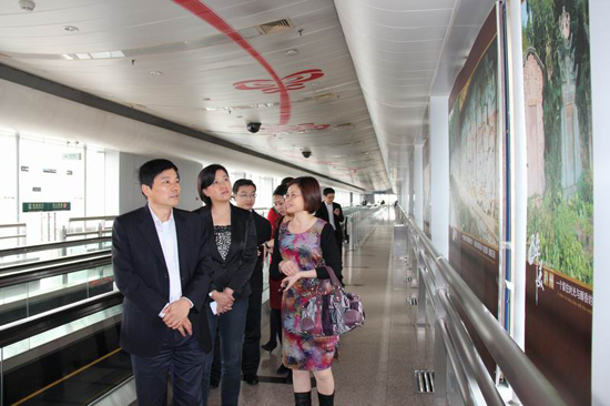 刘国强在京参观"醉美泸州"图片展(图1)