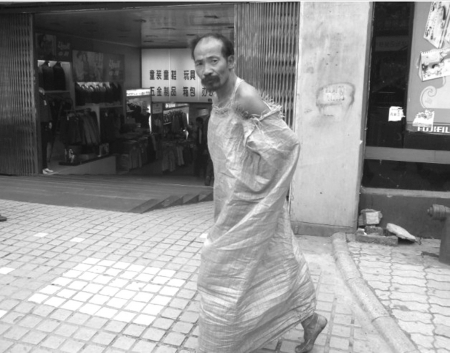泸州闹市惊现"hold住爷"&nbsp;&nbsp;穿着犀利秒杀"hold住姐"(图1)