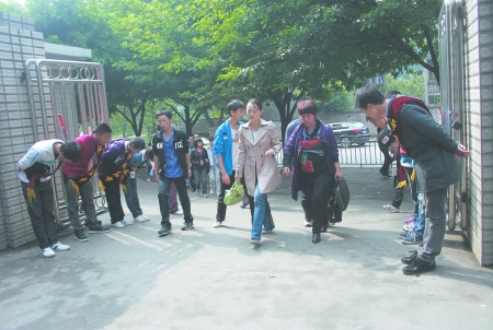 泸州高中老师每天进校门 学生排队鞠躬敬礼(图1) 泸州高中老师每天进校门 学生排队鞠躬敬礼(图1)