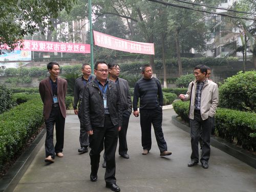泸县一中&nbsp;接受市环境优美示范学校检查(图1)
