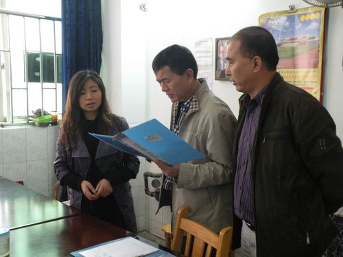 泸县一中&nbsp;接受市环境优美示范学校检查(图2)