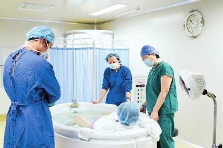 水中分娩&nbsp;泡浴缸聊聊天&nbsp;1小时就把娃娃生了(图1)