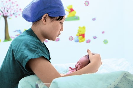 水中分娩&nbsp;泡浴缸聊聊天&nbsp;1小时就把娃娃生了(图2)