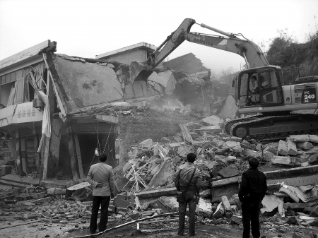 高县滑坡造成的五幢危房昨日安全拆除(图1)