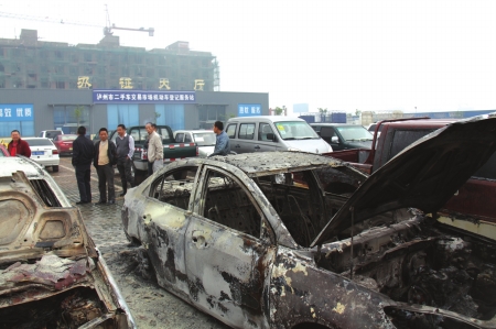 泸州二手车市场突发火灾 一把火烧了4辆车(图1) 泸州二手车市场突发火灾 一把火烧了4辆车(图1)