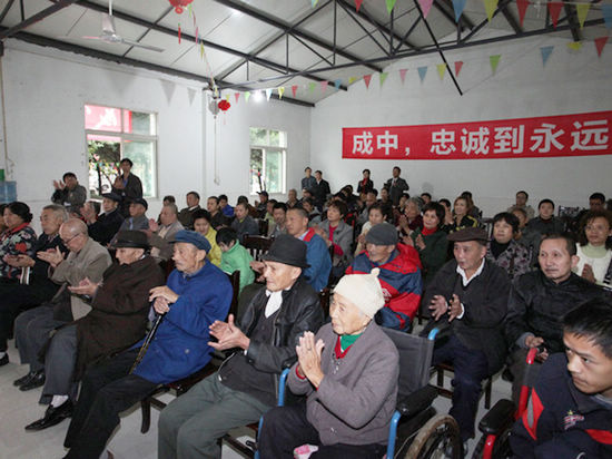 宜宾:“让爱传递”温暖孤寡老人心(图2) 宜宾:“让爱传递”温暖孤寡老人心(图2)