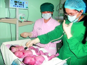 自贡33岁大龄产妇诞下三胞胎(图1)