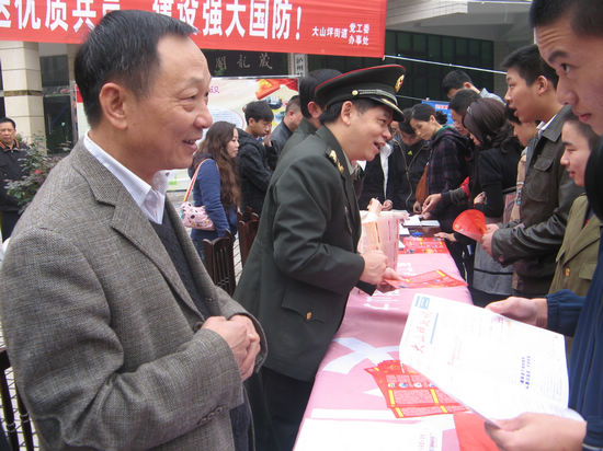 泸州副市长陈万春检查指导大山坪街道征兵宣传工作(图4)