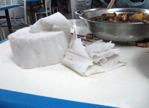 内江：劣质卫生纸“冒名”餐巾纸上餐桌？(图1)