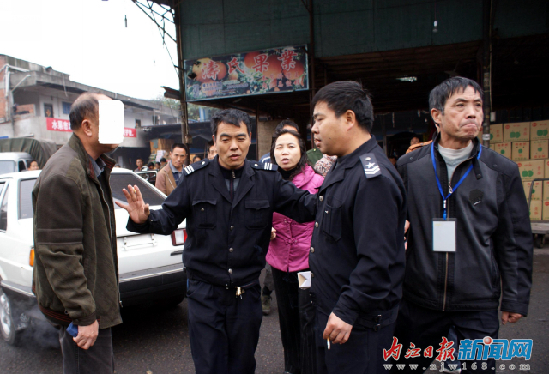 内江蟠龙水果市场管理费涨价 不少业主有怨言(图3) 内江蟠龙水果市场管理费涨价 不少业主有怨言(图3)