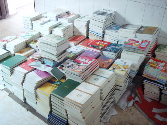 泸州佛荫镇中学获中央教材项目资助图书7000余册(图1)