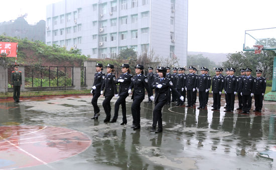 长航泸州公安开展警容警姿和队列训练(图2)