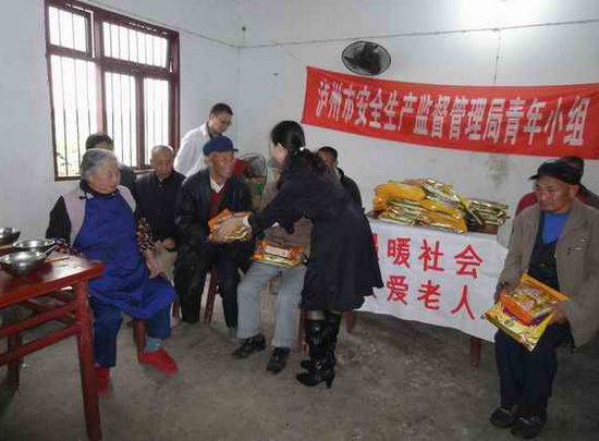 龙马潭团区委携手泸州安监局开展志愿服务(图1) 龙马潭团区委携手泸州安监局开展志愿服务(图1)