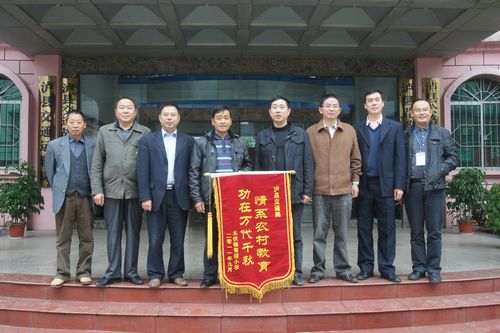 群众送锦旗感恩泸县交通局