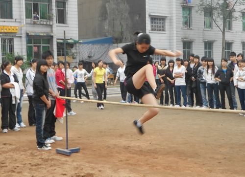 宜宾柳嘉职中两千师生畅享运动乐趣(图1) 宜宾柳嘉职中两千师生畅享运动乐趣(图1)