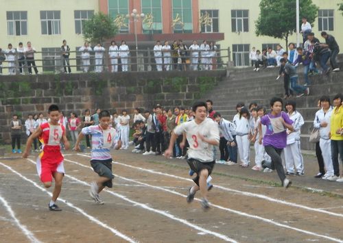 宜宾柳嘉职中两千师生畅享运动乐趣(图2) 宜宾柳嘉职中两千师生畅享运动乐趣(图2)