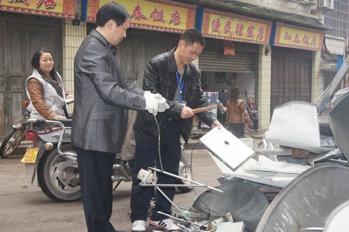 太伏镇&nbsp;&nbsp;消毁“非法”天锅&nbsp;群众拍手称快