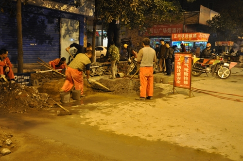 夜间天然气泄漏抢修管道?自贡天然气公司:更换管道