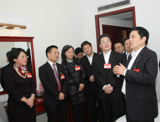 泸州市领导看望慰问第七次党代会龙马潭区代表团(图1) 泸州市领导看望慰问第七次党代会龙马潭区代表团(图1)