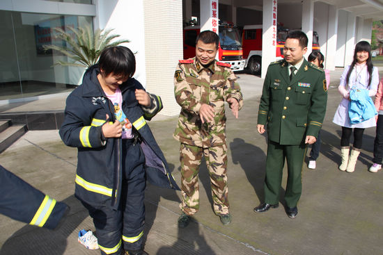 119消防日&nbsp;纳溪区让学生体验消防生活(图2)