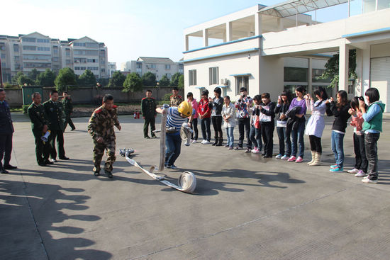 119消防日&nbsp;纳溪区让学生体验消防生活(图4)