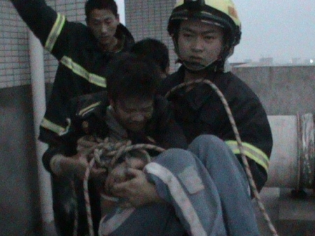 跌入近80米高通风井 自贡一12岁男孩毫发无伤(图1) 跌入近80米高通风井 自贡一12岁男孩毫发无伤(图1)