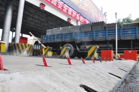 高速路安“钉子”专逮超载冲关(图2)