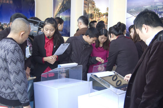 2011年泸州金秋房地产交易会开幕 大打“优惠牌”(图9) 2011年泸州金秋房地产交易会开幕 大打“优惠牌”(图9)