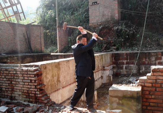 大石乡：多部门联合出动&nbsp;整治土纸促环保(图1)