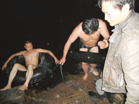 自贡&nbsp;夜间停车去小便稀里糊涂掉下崖(图1)