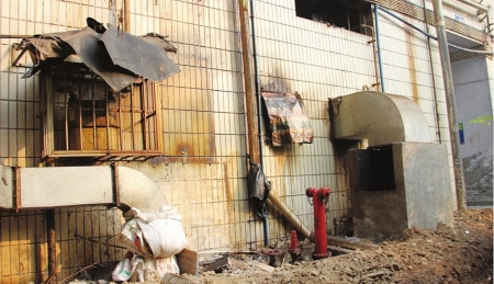 油烟污水包围宜宾一小区&nbsp;居民叫苦不迭(图1)