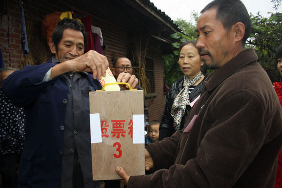 龙车镇：“流动票箱”上门，确保选民权利(图2)