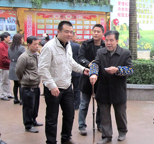 先市镇：大龄选民“活到老选到老”(图1)
