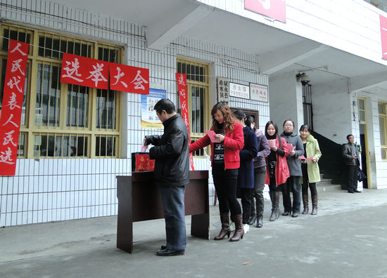 赤水镇选出县镇人大代表共70名(图1)