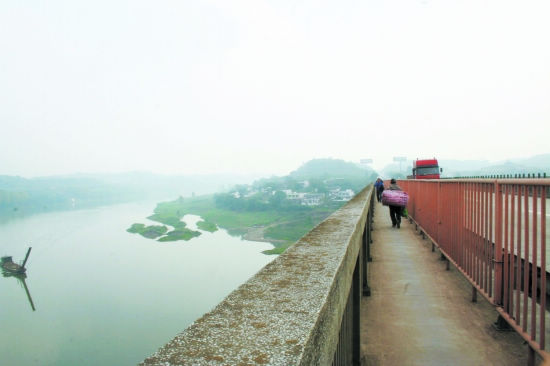 内江：没有渡船&nbsp;上班过河绕惨了(图1)