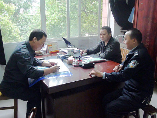 叙永交警送法进企业&nbsp;宣传“三超一疲”(图1)