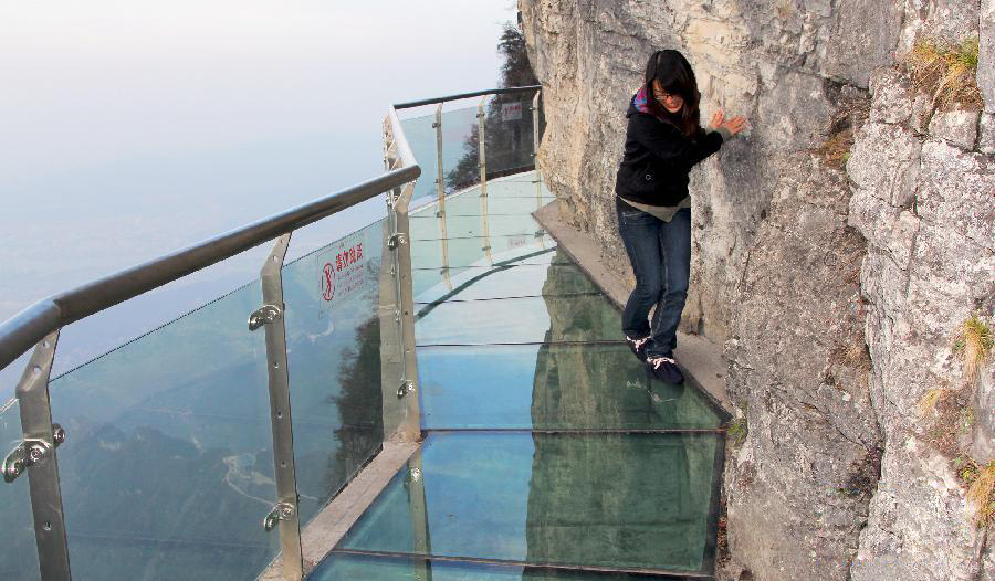 张家界天门山玻璃栈道对外开放&nbsp;体验步步惊心(图2)