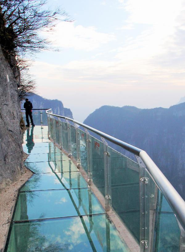 张家界天门山玻璃栈道对外开放&nbsp;体验步步惊心(图3)