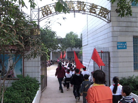胡市镇：开展“红领巾助老”活动(图1)