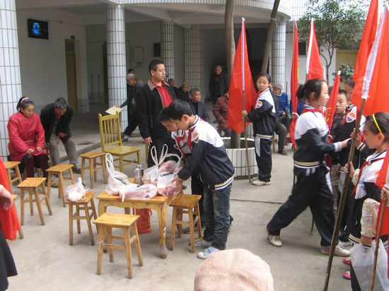 胡市镇：开展“红领巾助老”活动(图2)