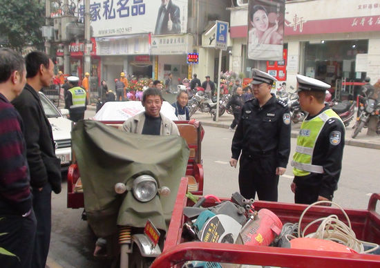 泸州:严查"三超一疲"交通违法行为 叙永交警在行动(图1) 泸州:严查"三超一疲"交通违法行为 叙永交警在行动(图1)