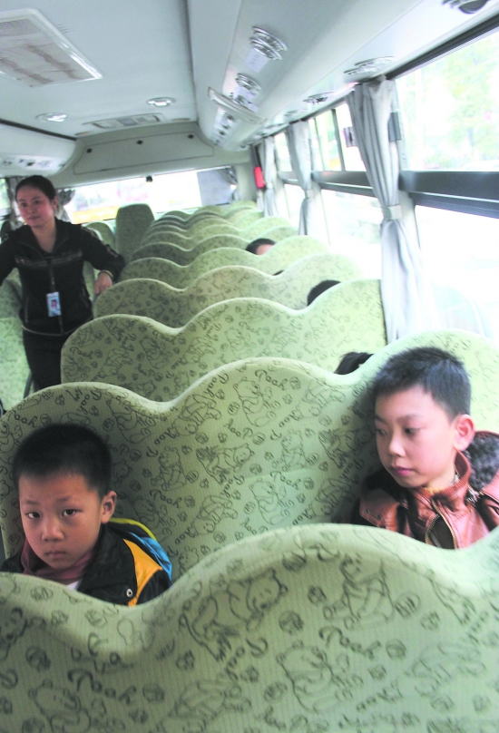 泸州：坐进“长鼻子”校车&nbsp;小学生放学回家很拉风(图3)