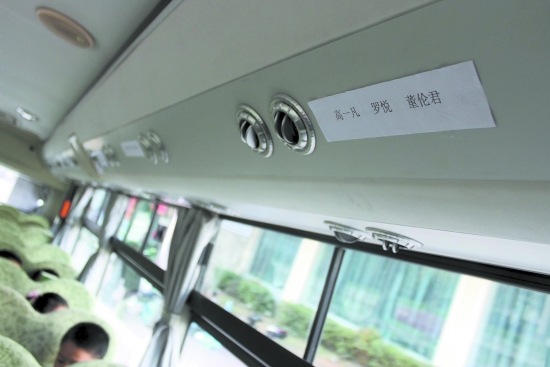 泸州：坐进“长鼻子”校车&nbsp;小学生放学回家很拉风(图2)
