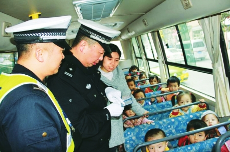 吸取甘肃事故教训 川南4市昨起严查校车安全(图1) 吸取甘肃事故教训 川南4市昨起严查校车安全(图1)
