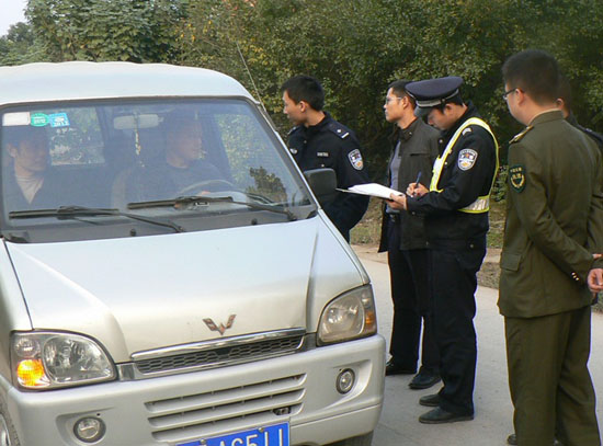 牛滩镇：突击检查接送学生车辆