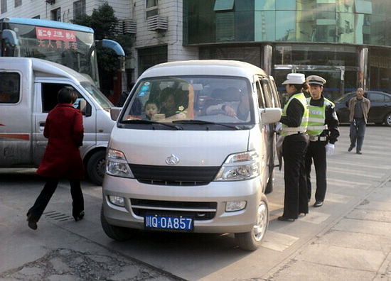 非法校车超员“挤得爆”&nbsp;宜宾交警拦截“顶格罚”(图1)